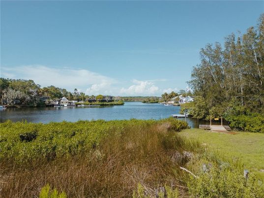 Exterior, Lake