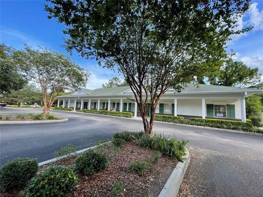 Exterior, Facade, Ranch