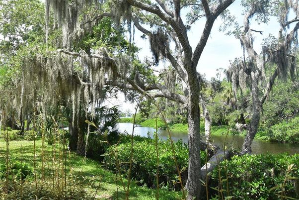 Exterior, Lake