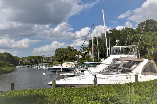 Exterior, Lake