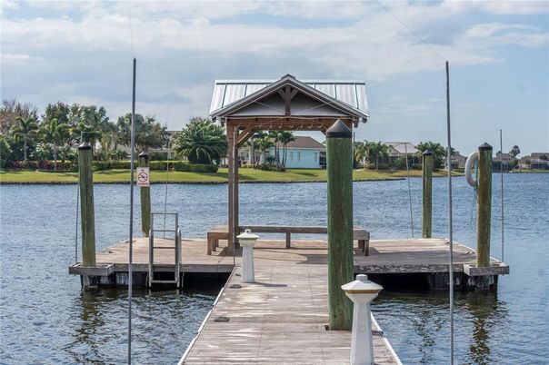 Exterior, Lake