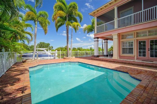 Exterior, Pool
