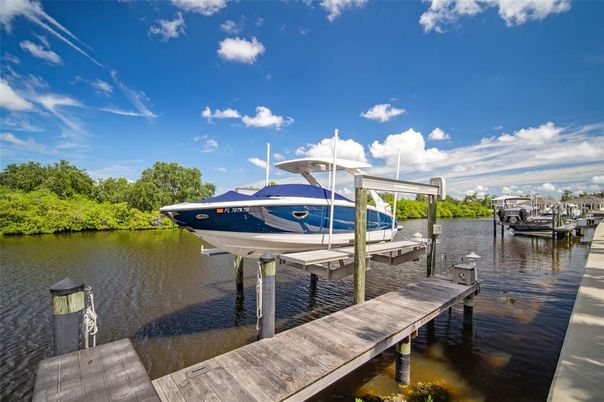 Exterior, Lake