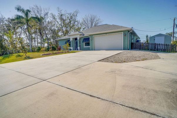 Attached, Exterior, Facade, Ranch