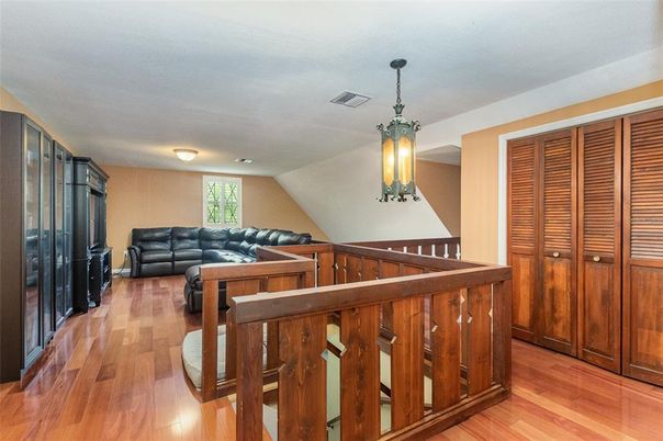 Interior, Pendant Lights, Wood Texture Flooring