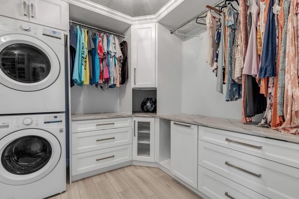 Interior, Utility Closets, Washer, Wood Texture Flooring