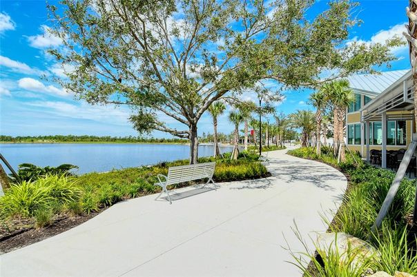 Exterior, Lake
