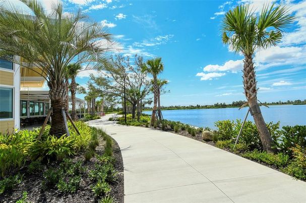 Exterior, Lake