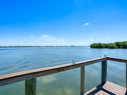 Exterior, Lake