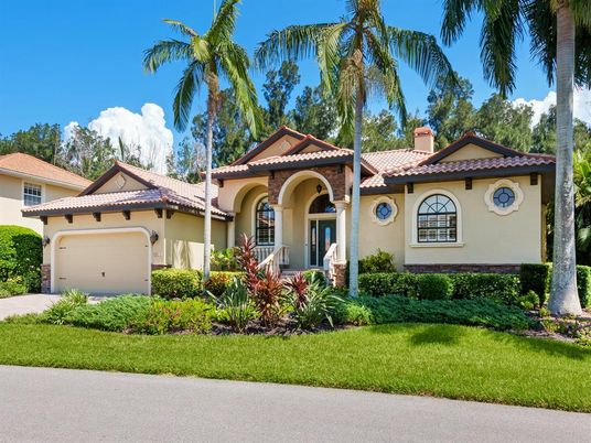 Attached, Exterior, Facade, Mediterranean