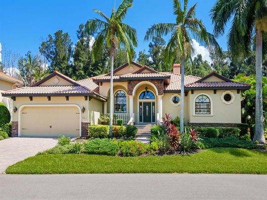 Attached, Exterior, Facade, Mediterranean