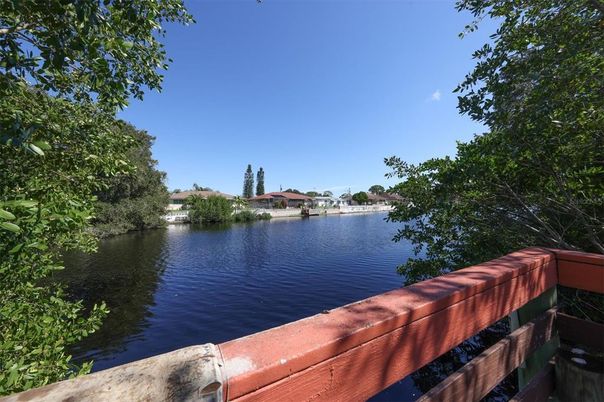 Exterior, Lake