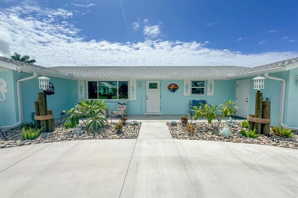 Exterior, Facade, Ranch