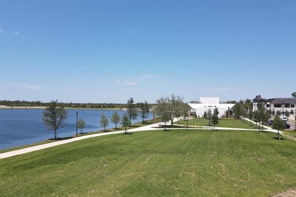 Exterior, Lake