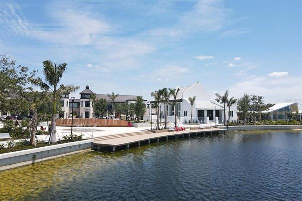 Exterior, Lake