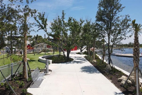 Exterior, Lake