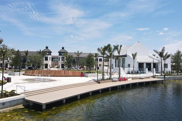 Exterior, Lake