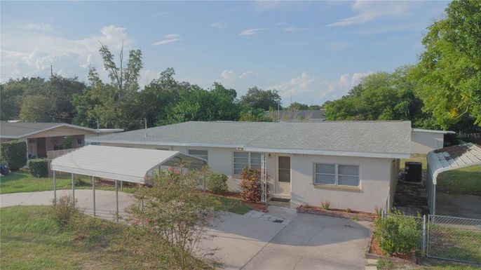 Exterior, Facade, Ranch