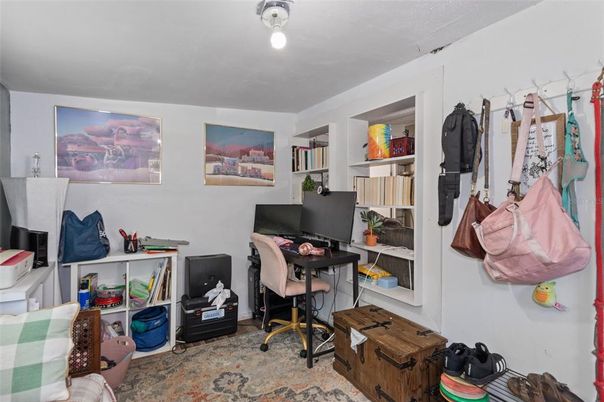 Home Office, Interior