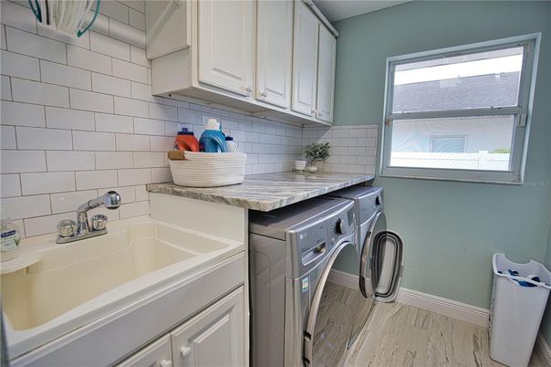 Interior, Washer, Wood Texture Flooring