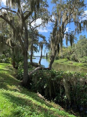 Exterior, Lake