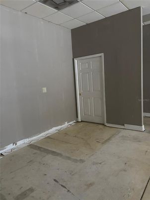 Empty room, Interior