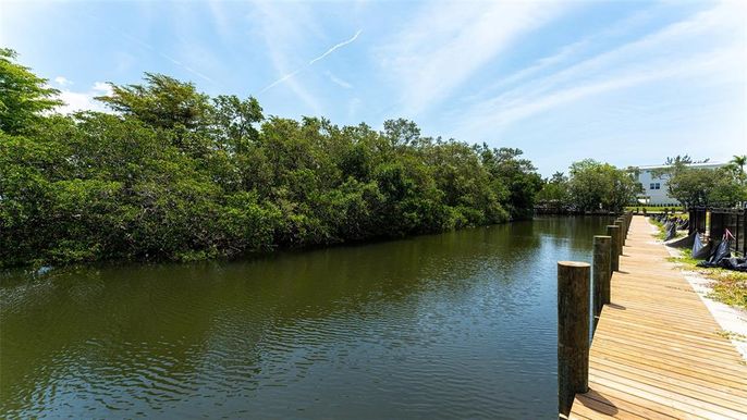 Exterior, Lake