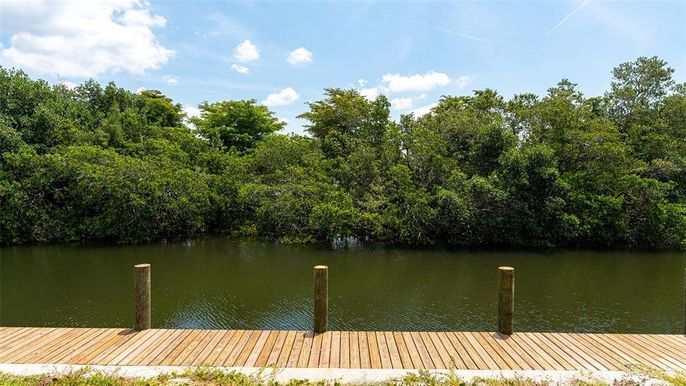 Exterior, Lake