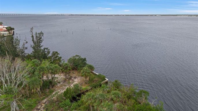 Exterior, Lake