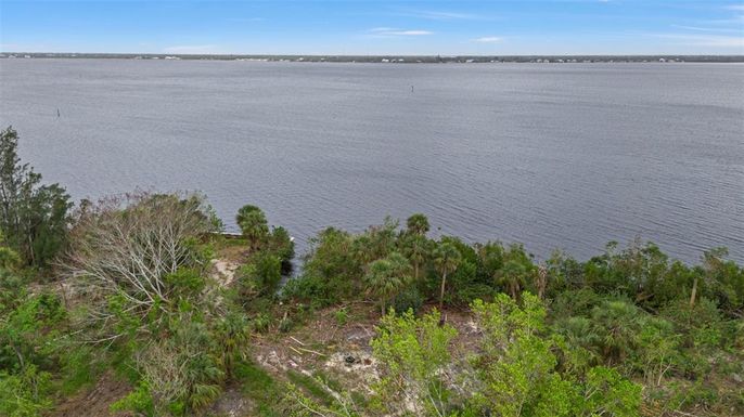 Exterior, Lake