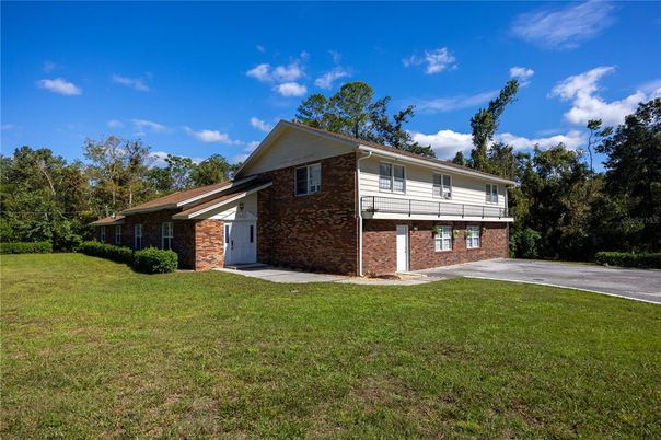 Attached, Exterior, Facade, Brick Facade, Raised Ranch