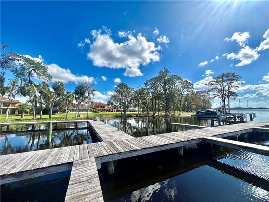 Exterior, Lake