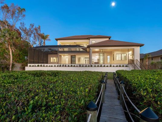 Backyard, Exterior, Facade, Modern