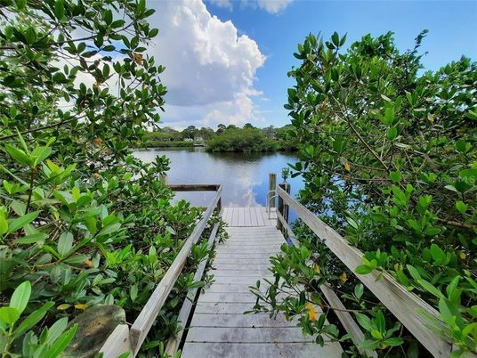 Exterior, Lake