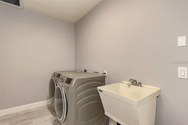 Interior, Washer, Wood Texture Flooring