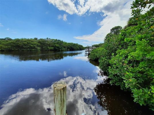 Exterior, Lake