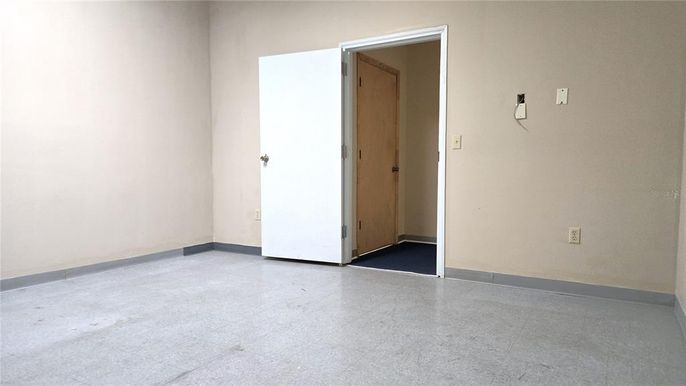 Empty room, Interior