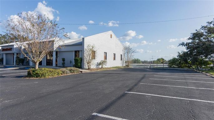 Exterior, Facade, Modern