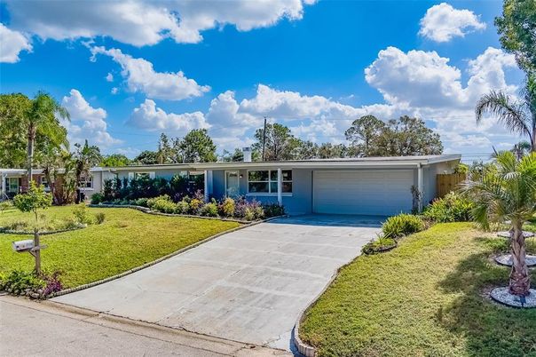 Attached, Exterior, Facade, Ranch
