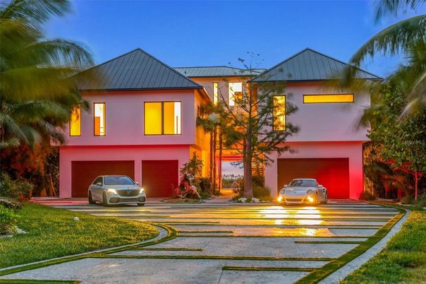Attached, Exterior, Facade, Modern