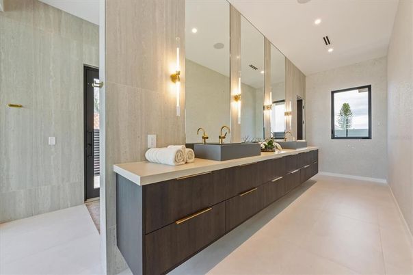 Bathroom, Dual Sink Vanities, Interior, Recessed Lighting