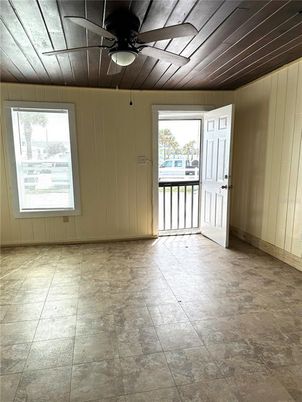 Empty room, Interior, Wooden Ceilings