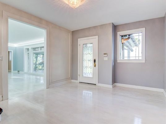 Empty room, Interior