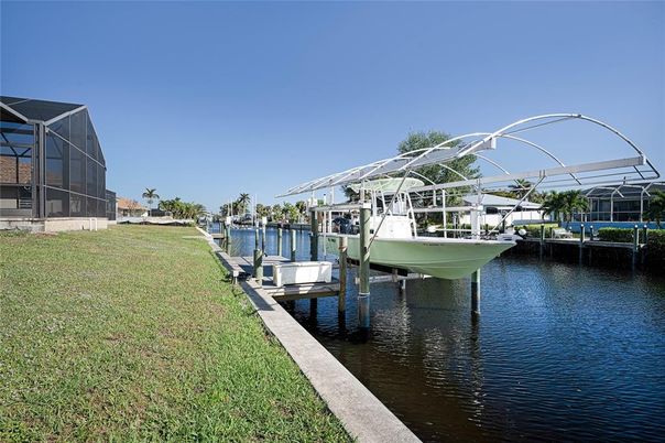 Exterior, Lake
