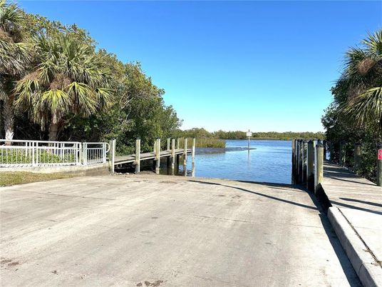 Exterior, Lake