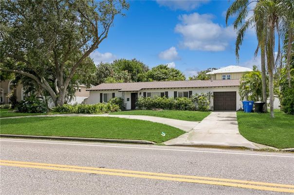 Attached, Exterior, Facade, Ranch