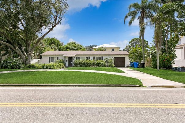 Attached, Exterior, Facade, Ranch
