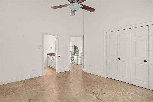 Empty room, Interior