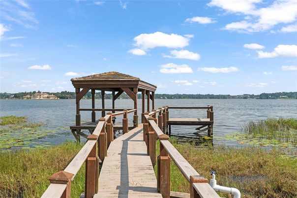 Exterior, Lake