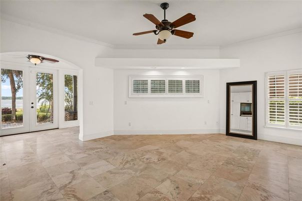 Empty room, Interior